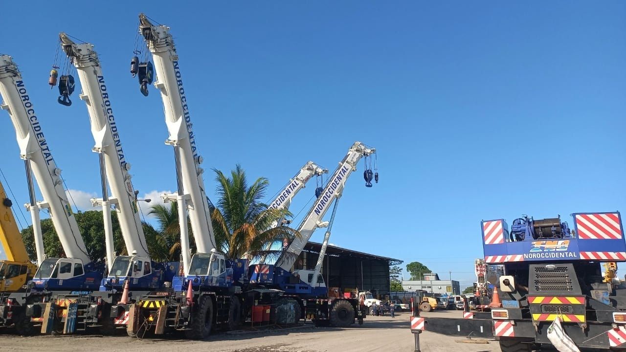 alquiler-gruas-ecuador-izaje-industrial-seguro Grúa hidráulica realizando maniobra de izaje industrial en Ecuador