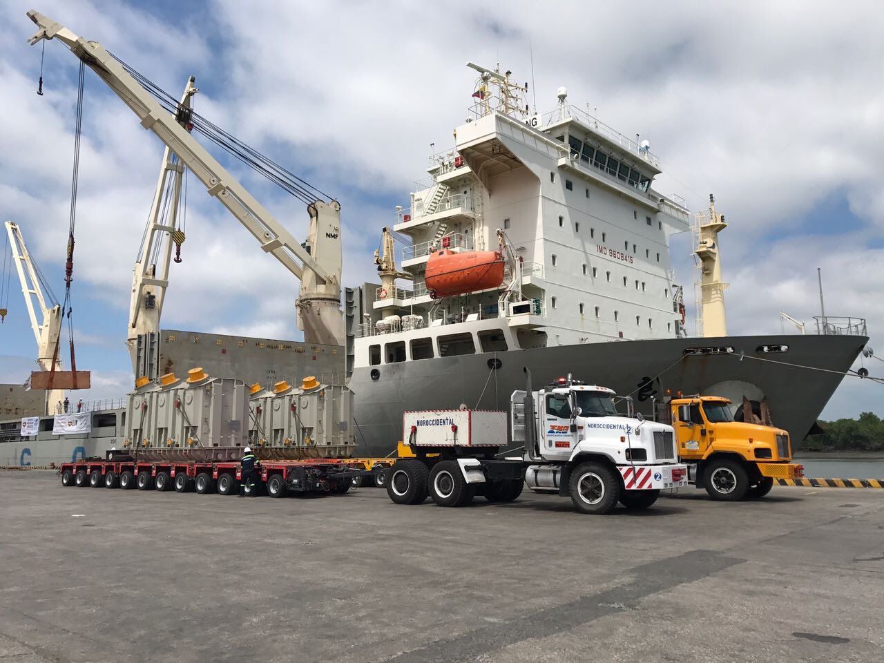 Camión transportando equipos industriales en carretera de Ecuador