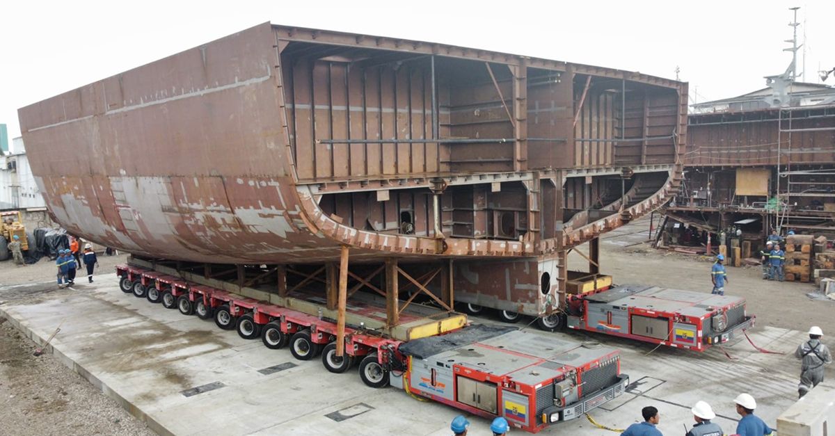 Movilización y montaje de mega componentes del primer buque multipropósito con grúas gantry