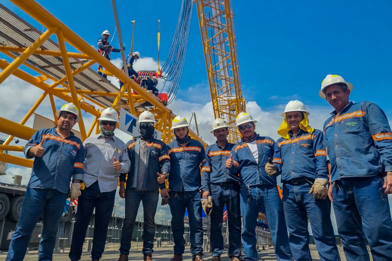 Servicios de Izaje Industrial en Ecuador | Noroccidental Operación de izaje industrial con grúa telescópica de gran capacidad en un megaproyecto de Ecuador