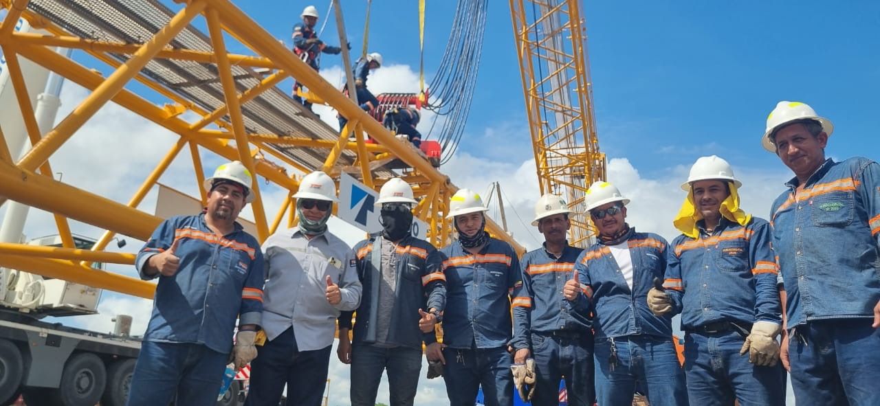Operación de izaje industrial con grúa telescópica de gran capacidad en un megaproyecto de Ecuador