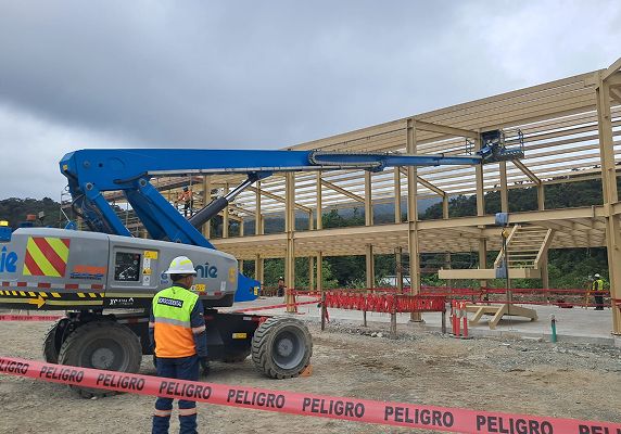 Montacargas, rodillos transportadores y excavadoras como maquinaria auxiliar