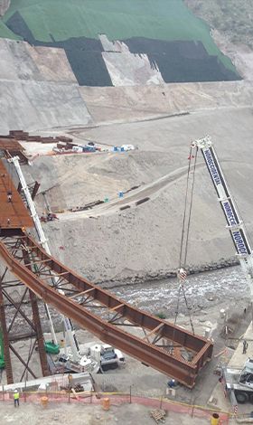 Proyecto de construcción puente Collas Quito con transporte de componentes estructurales