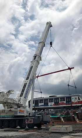 Transporte de tuneladora TBM y vagones del Metro de Quito con logística especializada