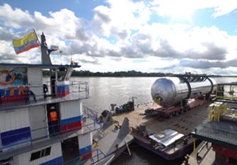 Flota de vehículos de transporte pesado especializados para carga sobredimensionada