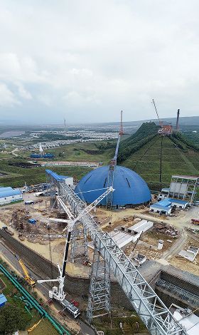 Montaje industrial de banda transportadora para minería con grúas hidráulicas en Ecuador