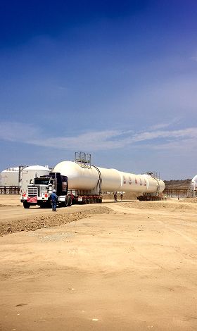 Transporte especializado de tanque industrial con remolques lowboy y grúas hidráulicas