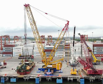 Banner del sector de carga con transporte de carga pesada y sobredimensionada